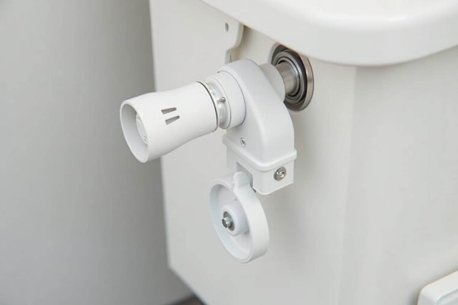 SOG-System Ventilator an einer Thetford Campingtoilette im Wohnwagen
