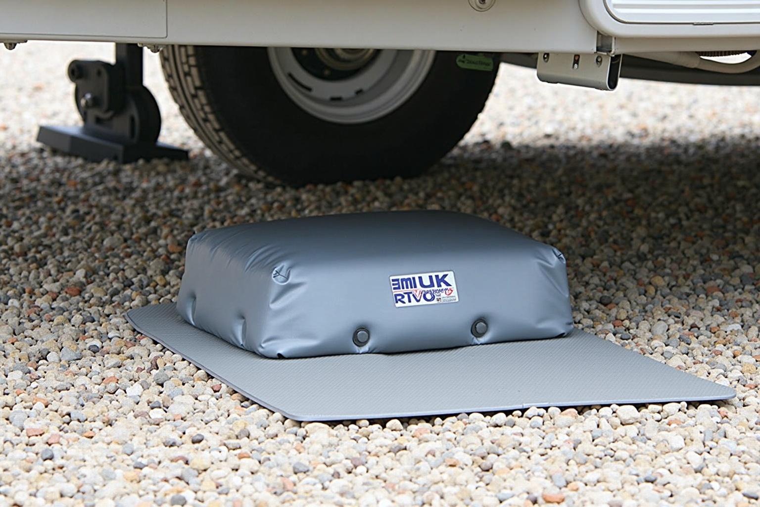 Camping-Szene am Wohnwagen