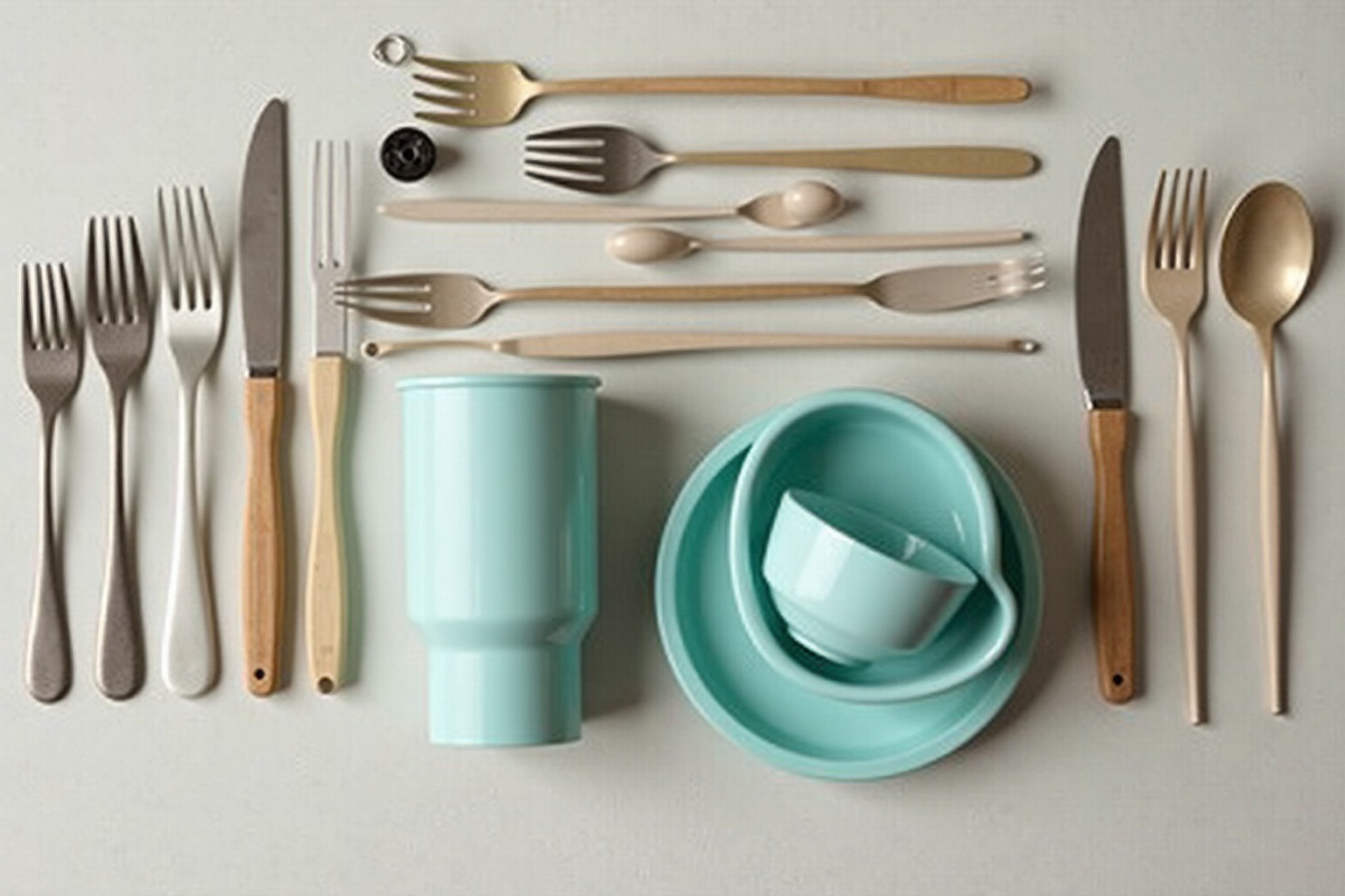 Camping-Besteckset und bruchsichere Weingläser auf einem gedeckten Campingtisch