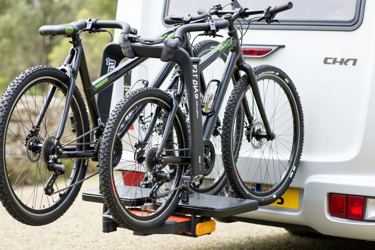 Fahrradträger mit zwei Rädern montiert an der Deichsel eines Wohnwagens
