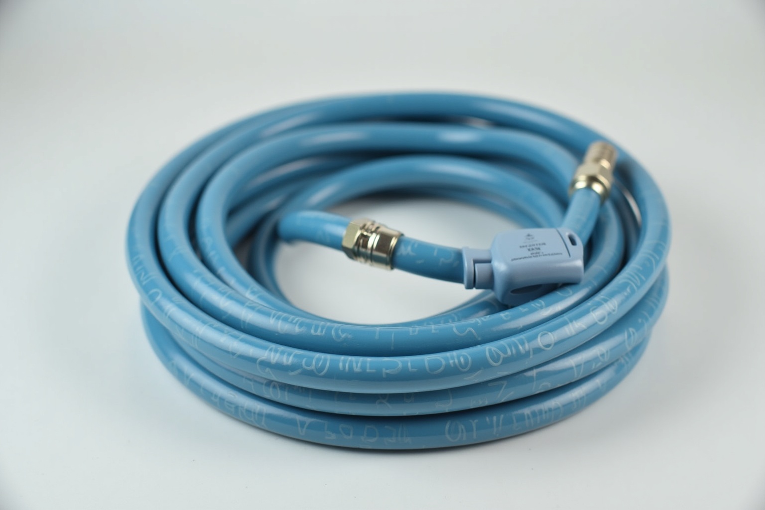 Blauer lebensmittelechter Wasserschlauch angeschlossen am Wohnwagen