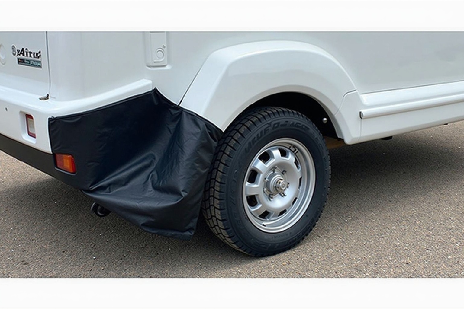 Windschürze am Unterboden eines Wohnwagens