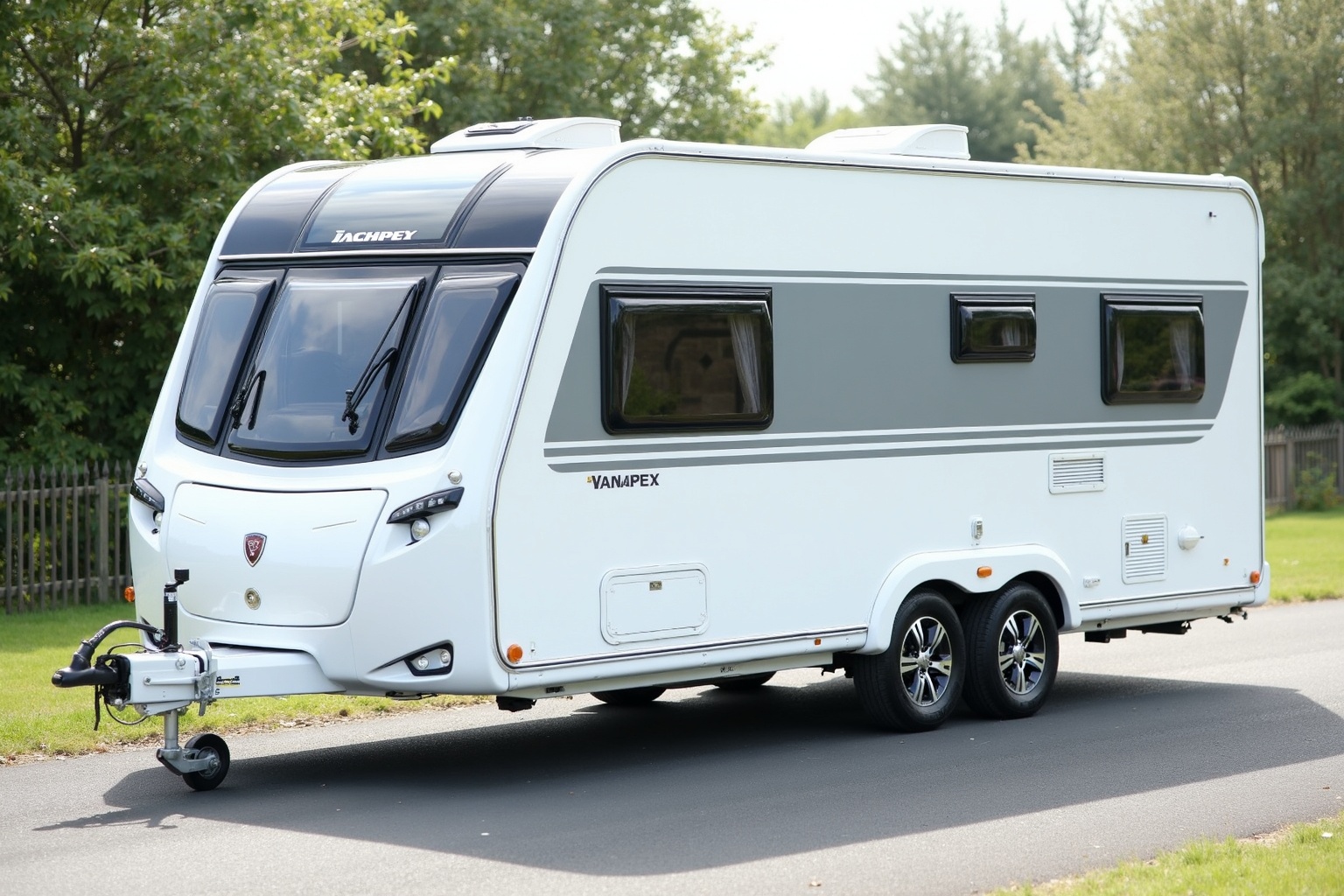 Paar unterschreibt Finanzierungsvertrag beim Wohnwagenhändler