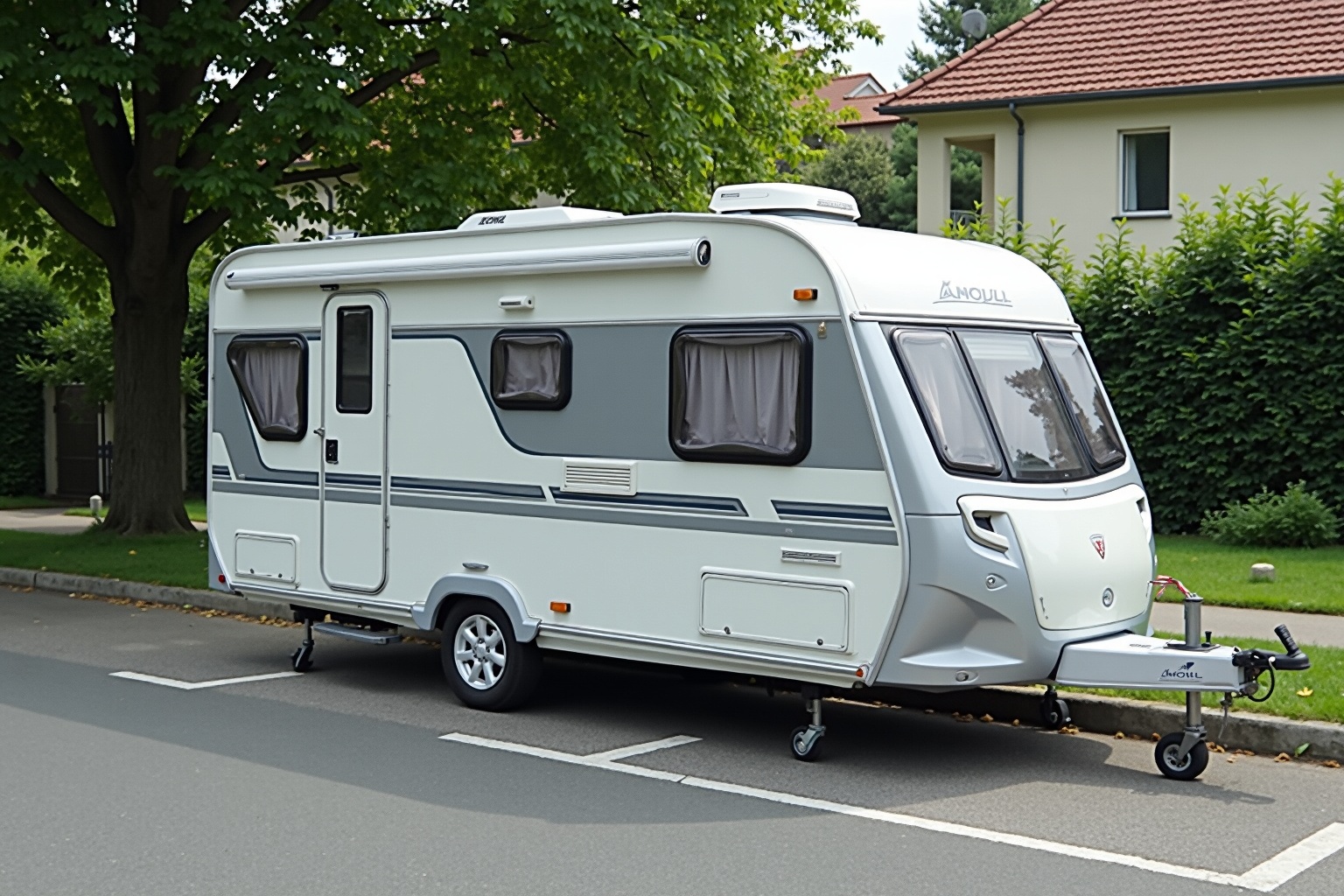 Wohnwagen parkt am Straßenrand in einem deutschen Wohngebiet
