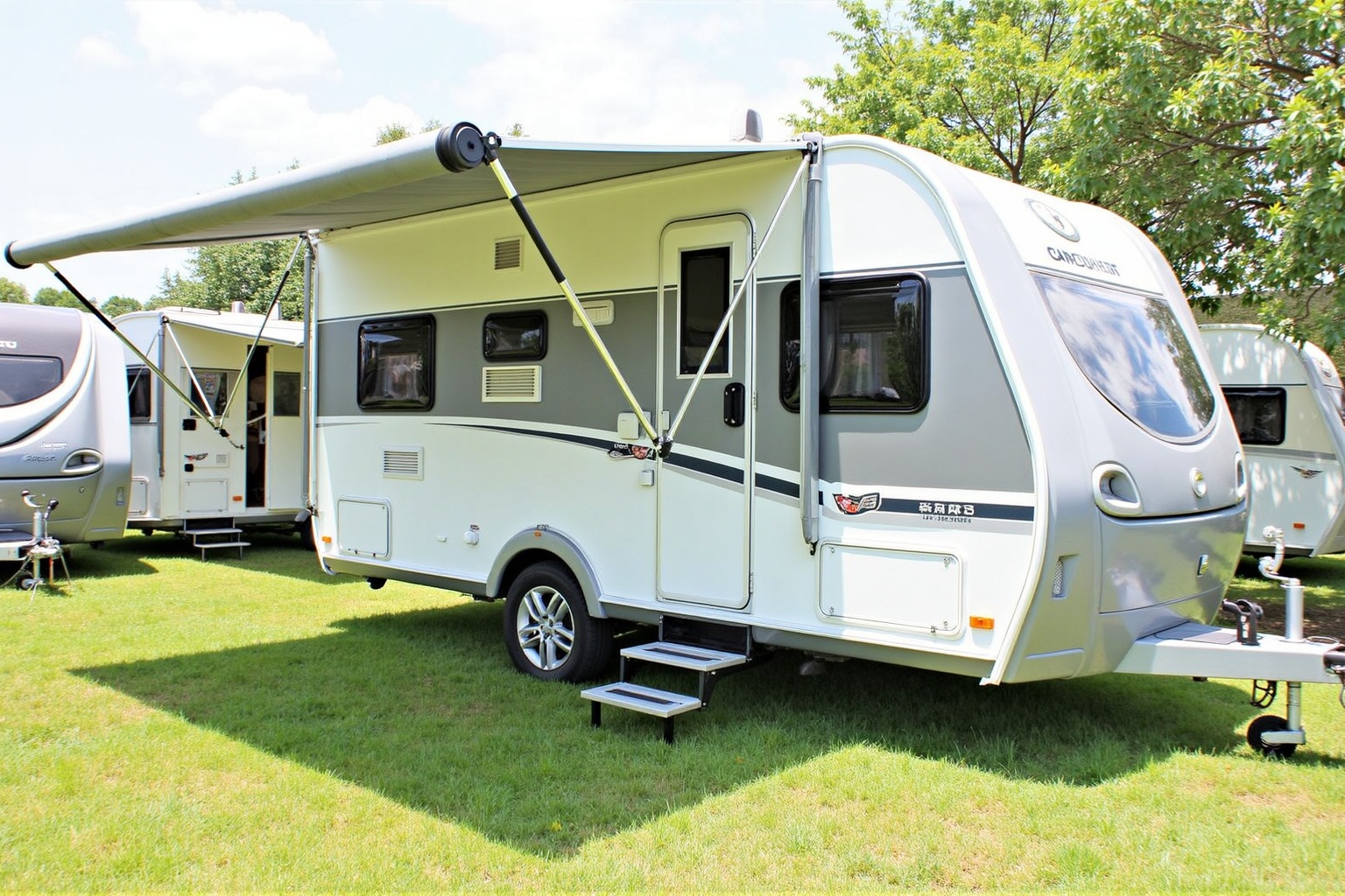 Steuerbescheid neben einem Wohnwagen-Fahrzeugschein