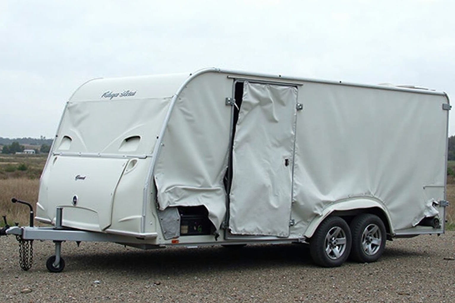 Warndreieck aufgestellt hinter einem Wohnwagen-Gespann